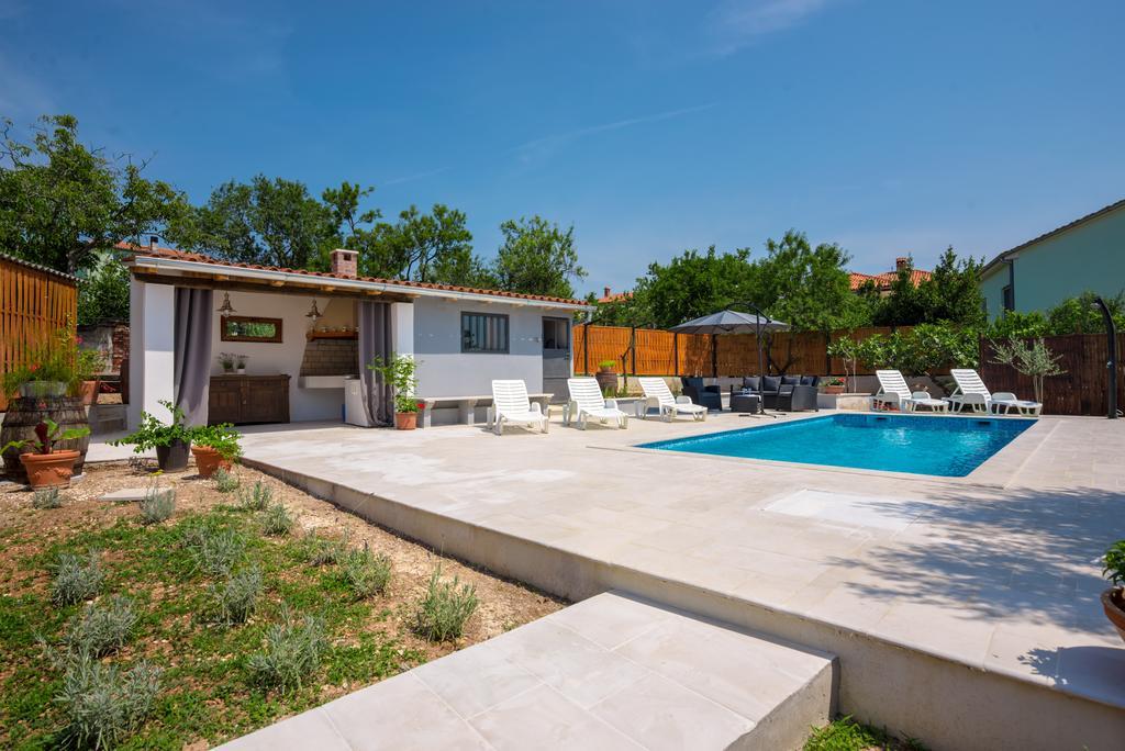 Apartments With Pool 992 Pula Exterior photo